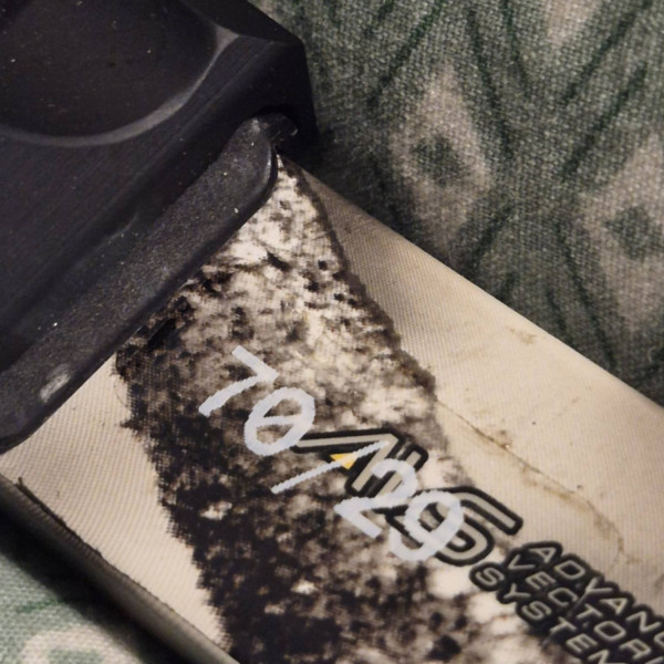 890